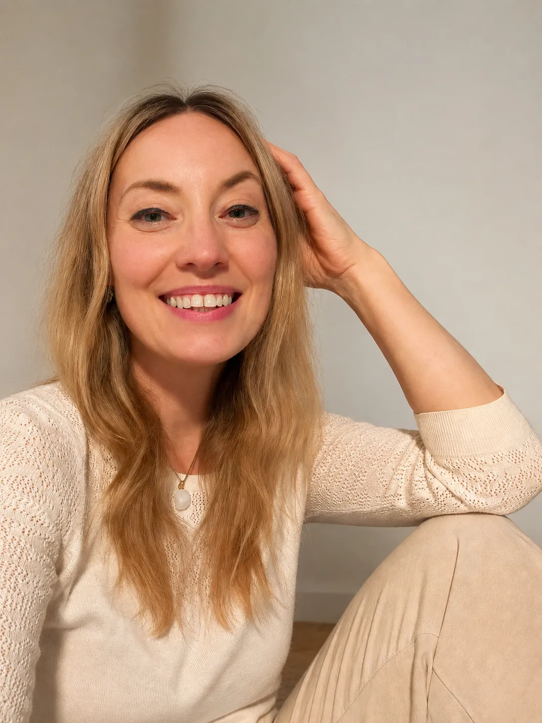 Sabrina Hirchert, Heilpraktikerin und Osteopathin, lächelnd in heller Kleidung